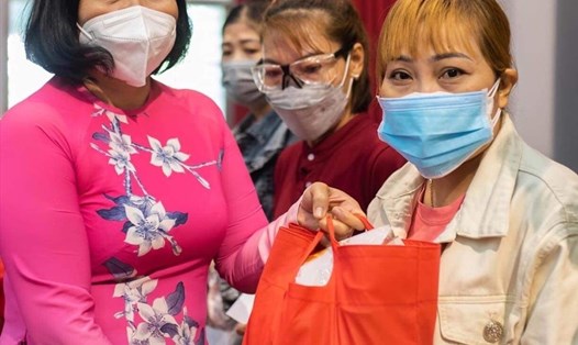 Các nữ công nhân có hoàn cảnh khó khăn nhận quà tặng của LĐLĐ Quận Bình Tân. Ảnh: Đức Long