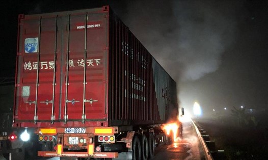 Hiện trường xe đầu kéo container kéo rơ móoc bốc cháy trên đường cao tốc Nội Bài - Lào Cai. Ảnh: CTV.