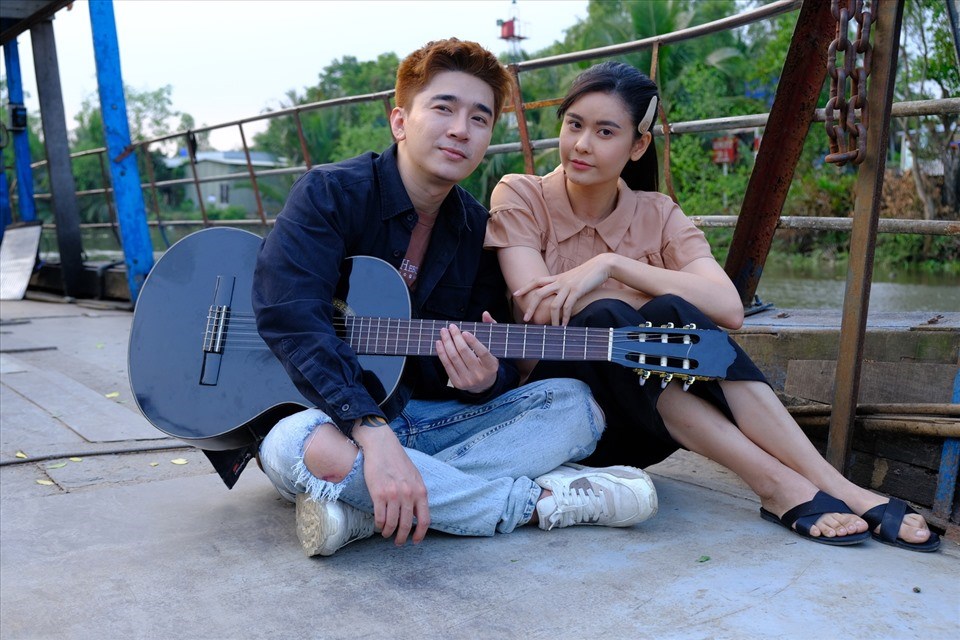Chi Dân - Trương Quỳnh Anh thân thiết khi đóng chung. Ảnh: ĐQ.