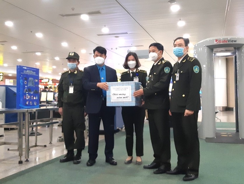 Ông Đỗ Nga Việt - Chủ tịch Công đoàn GTVT Việt Nam (thứ 2 từ trái sang) tặng quà đoàn viên. Ảnh: CĐCC