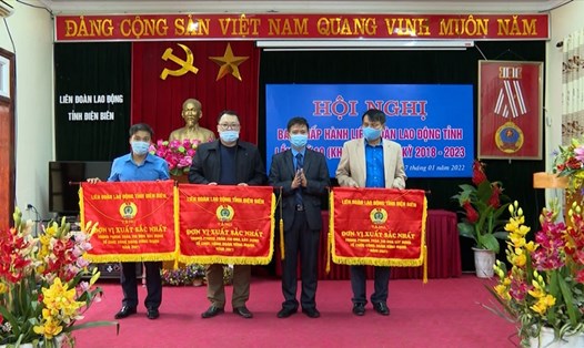 Ông Lê Thanh Hà - Chủ tịch LĐLĐ tỉnh Điện Biên - trao cờ thi đua cho các đơn vị hoàn thành xuất sắc trong thực hiện các phong trào thi đua năm 2021.