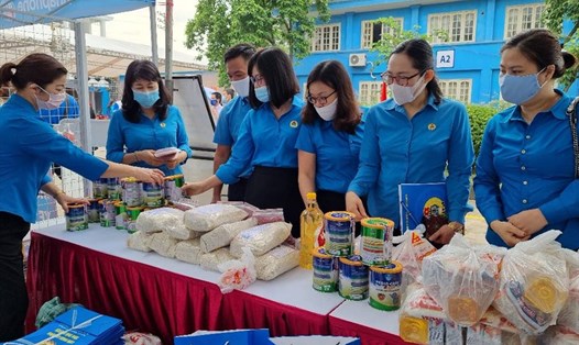 Cán bộ công đoàn tỉnh Thái Nguyên kiểm tra sản phẩm trong "Phiên chợ công nhân". Ảnh: CĐCC