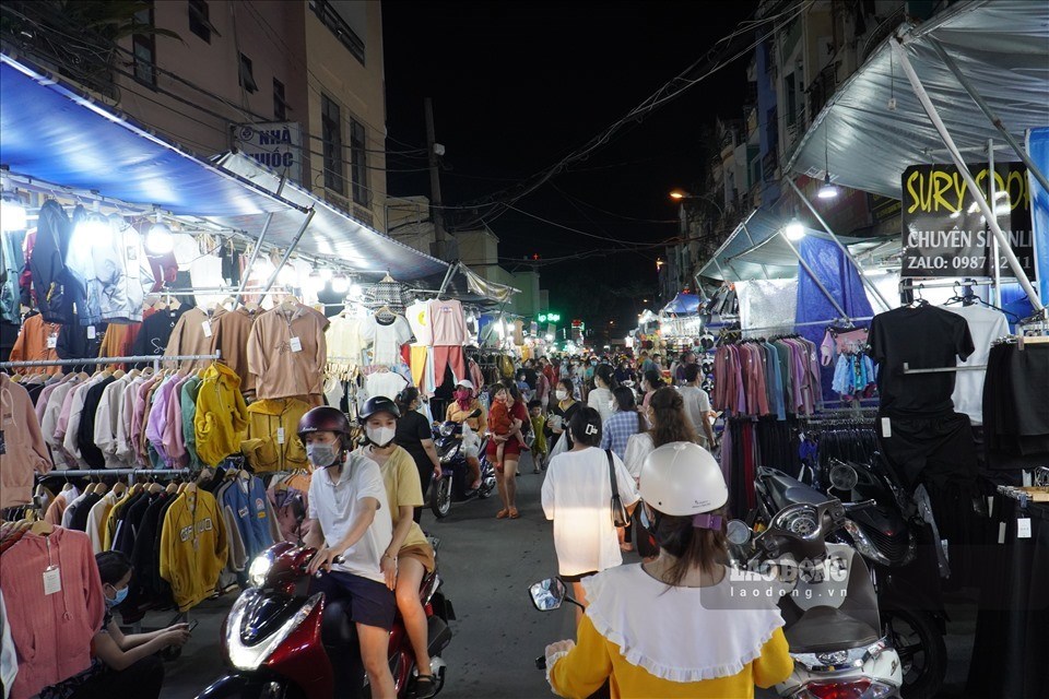 "Thiên đường" thời trang lớn nhất TPHCM nhộn nhịp khách. Ảnh: Ngọc Lê "Thiên đường" thời trang lớn nhất TPHCM nhộn nhịp khách. Ảnh: Ngọc Lê