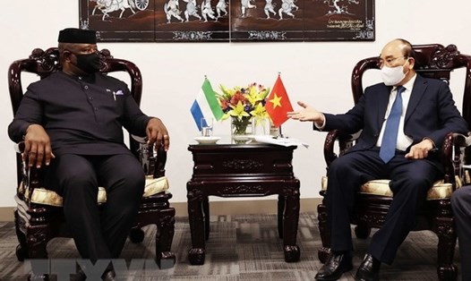 Chủ tịch nước Nguyễn Xuân Phúc gặp Tổng thống Sierra Leone Julius Maada Bio bên lề phiên thảo luận chung cấp cao Đại hội đồng Liên Hợp Quốc khóa 76, chiều 23.9.2021, tại New York, Mỹ. Ảnh: TTXVN