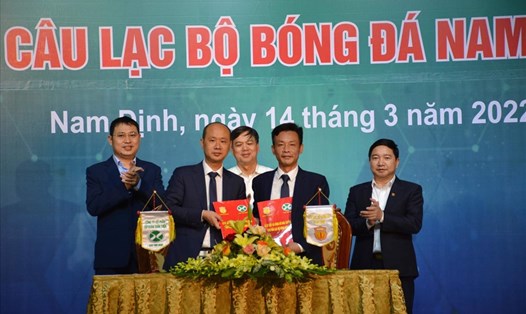 Lễ ký kết và ra mắt nhà tài trợ chính giữa Công ty Cổ phần Tập đoàn Xuân Thiện và CLB bóng đá Nam Định. Ảnh: T.D
