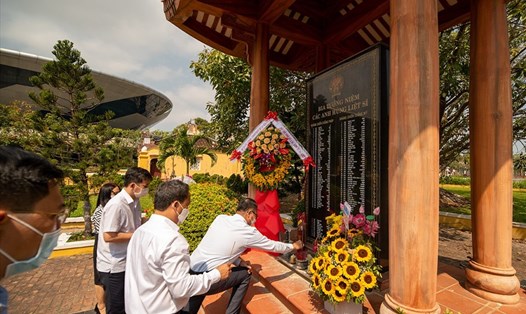 Lãnh đạo Quận ủy, UBND quận Hải Châu thắp hương, dâng hoa, viếng các anh hùng liệt sĩ Gạc Ma ngày 14.3. Ảnh: Mai Quang Hiền