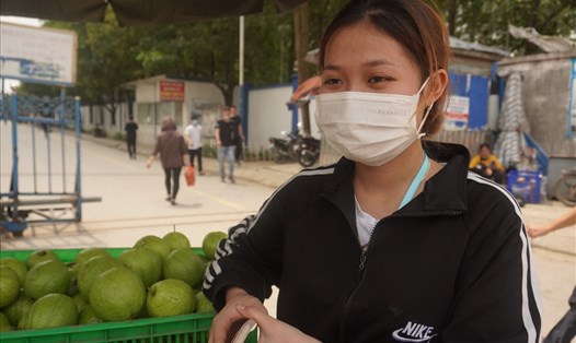Công nhân Cty TNHH giày Aleron Việt Nam (Thanh Hóa) khi đi chợ phải thắt chặt chi tiêu do giá cả tăng đột biến. Ảnh: Quách Du