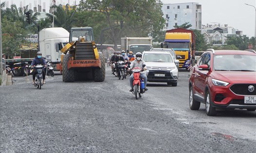 Đường Nguyễn Văn Linh đoạn từ giao lộ Huỳnh Tấn Phát đến Nguyễn Thị Thập (TPHCM) đang được mở rộng. Ảnh: Minh Quân