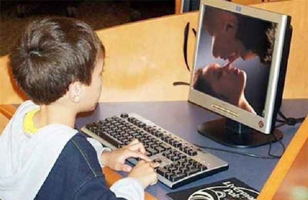 Những hệ luỵ khôn lường khi trẻ xem “phim đen”
