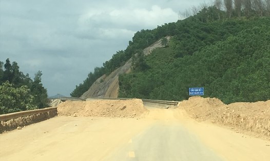 Đổ đất, ngăn đường trên cao tốc La Sơn - Túy Loan. Ảnh: TH