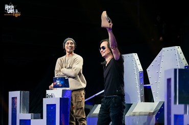 2 huấn luyện viên Phạm Anh Khoa và Trần Tuấn Hùng khiến khán giả cười nghiêng ngả khi tấu hài ngay tại sân khấu "Rock Việt". Ảnh: BTC