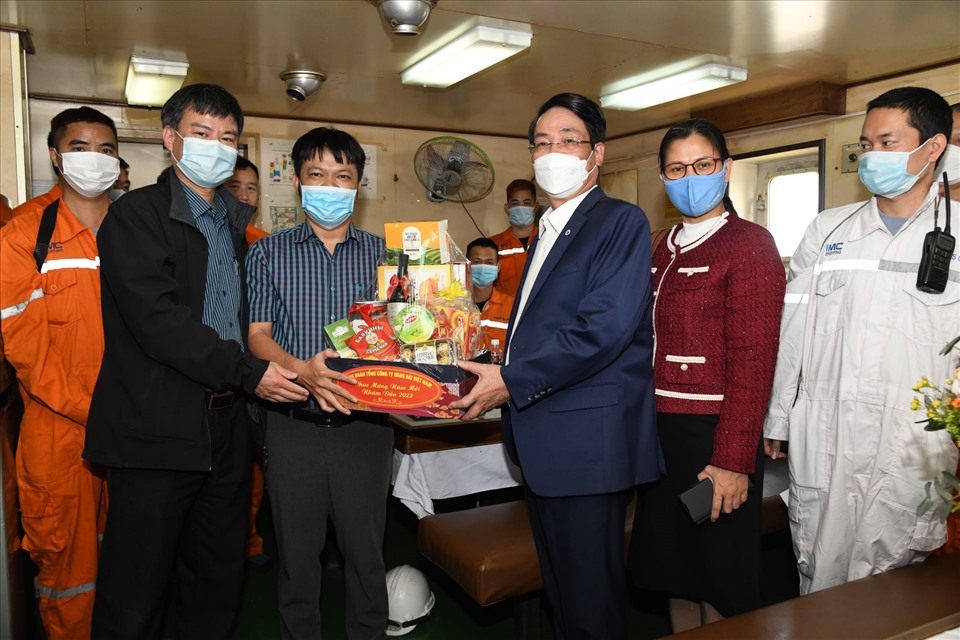 Ông Lê Phan Linh - Chủ tịch Công đoàn Tổng Công ty Hàng hải Việt Nam (thứ 3 từ phải sang) tặng quà đoàn viên. Ảnh: CĐHH