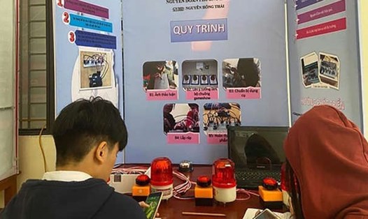 Một hoạt động của học sinh Trường THPT chuyên Hoàng Văn Thụ tại một cuộc thi khoa học kỹ thuật tỉnh Hòa Bình. Ảnh: Trường THPT chuyên Hoàng Văn Thụ