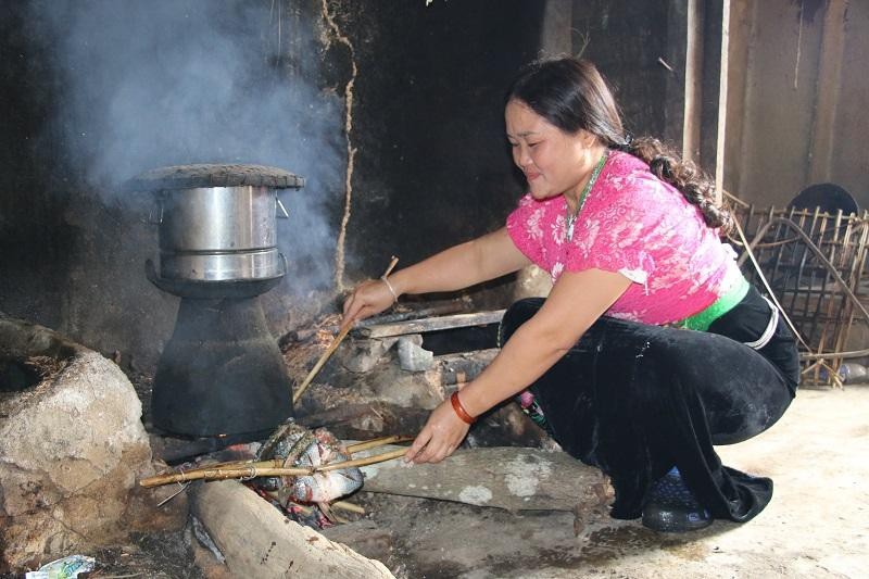 Pa Pỉnh Tộp thực chất là tên gọi của món cá suối nướng lật úp. Loại cá làm nên món ăn này có thể là cá chép, cá trôi hay cá trắm bắt từ suối lên vô cùng tươi ngon. Ảnh: Trần Trọng