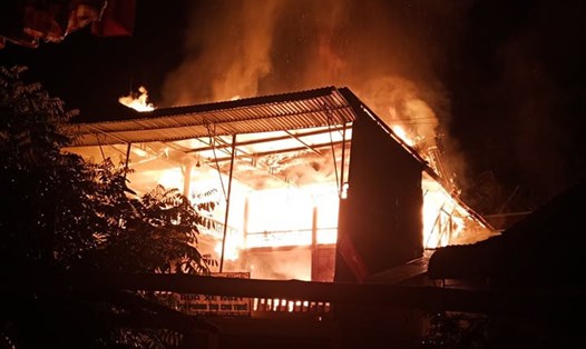 Căn nhà sàn tiền tỉ của anh Lô Văn Nam tại huyện Kỳ Sơn bất ngờ bị lửa bùng lên thiêu rụi trong đêm.  Ảnh: MN