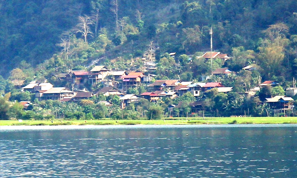 Bản Pác Ngòi bên bờ Hồ Ba Bể. Ảnh: backan.gov