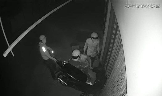 Nhóm đối tượng đột nhập cửa sau tìm được chìa khóa mở cửa chính trộm xe SH. Ảnh: T.H