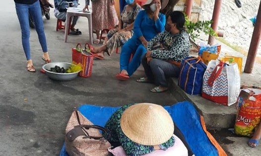 Người dân và du khách bị mắc kẹt trên đảo Cù Lao Chàm. Ảnh: Phan Hưng