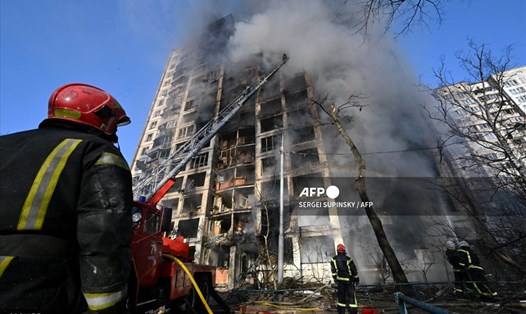 Chung cư chìm trong biển lửa ở thủ đô Kiev sau các cuộc tấn công của Nga. Ảnh: AFP
