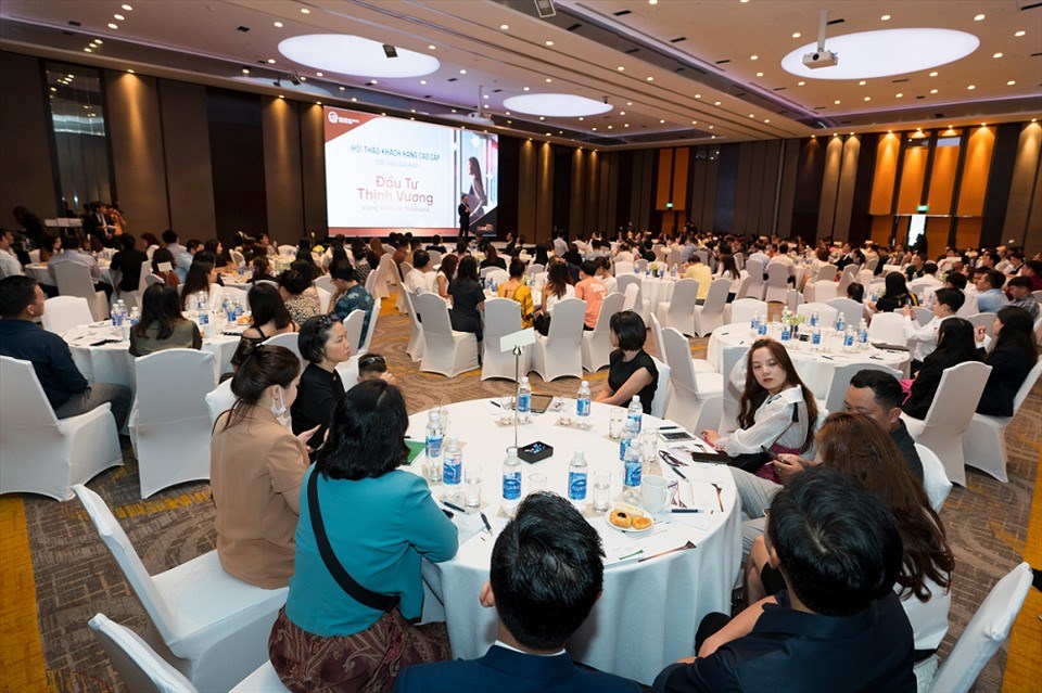 Chương trình giới thiệu giải pháp tài chính cho các khách hàng mục tiêu của AIA và VP Bank. Chương trình giới thiệu giải pháp tài chính cho các khách hàng mục tiêu của AIA và VP Bank.
