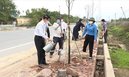 Các đại biểu tham gia trồng cây. Ảnh: LĐLĐ huyện Lương Tài