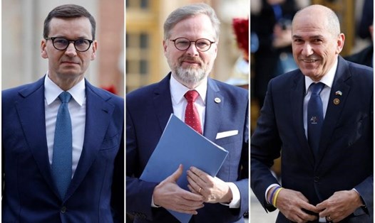 (Từ trái sang phải) Thủ tướng Ba Lan Mateusz Morawiecki, Thủ tướng Cộng hòa Czech Petr Fiala và Thủ tướng Janez Jansa của Slovenia. Ảnh: AFP