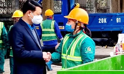 Ông Phạm Việt Dũng - Chủ tịch LĐLĐ tỉnh Thái Nguyên động viên công nhân vệ sinh môi trường. Ảnh: CĐTN