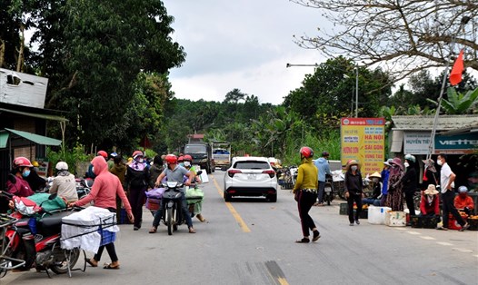 Người dân xã Sơn Trường, huyện Hương Sơn chiếm cả lòng đường Hồ Chí Minh làm nơi bán cam. Ảnh: Minh Lý