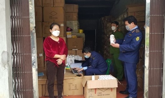 Lực lượng chức năng tỉnh Lạng Sơn vừa thu giữ lượng tinh dầu thơm, sách tập tô không rõ nguồn gốc. Ảnh: ĐVCC.