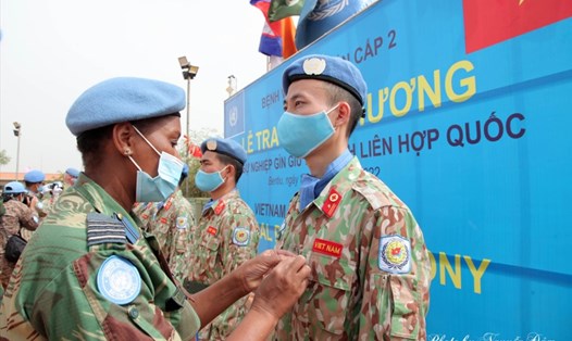 Lễ trao Huy chương gìn giữ hòa bình Liên Hợp Quốc cho các thành viên Bệnh viện dã chiến cấp 2 số 3 Việt Nam tại Nam Sudan. Ảnh: BVDC 2.3