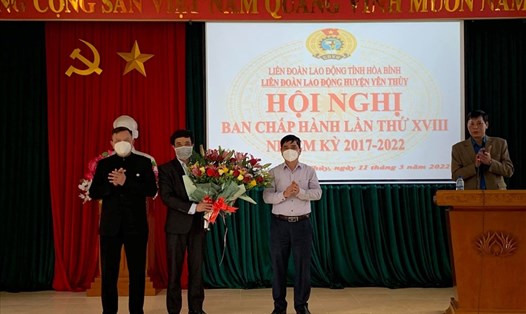 Tân Chủ tịch LĐLĐ huyện Yên Thủy, Hòa Bình nhận hoa chúc mừng. Ảnh: Phạm Cường.