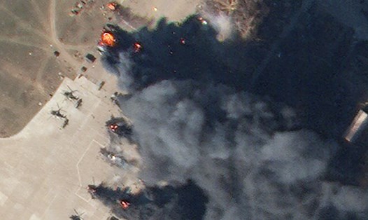 Khói bốc lên từ sân bay quốc tế Kherson, Ukraina hôm 15.3. Khi phóng to, hình ảnh cho thấy một số trực thăng đang bốc cháy. Ảnh: Planet Labs