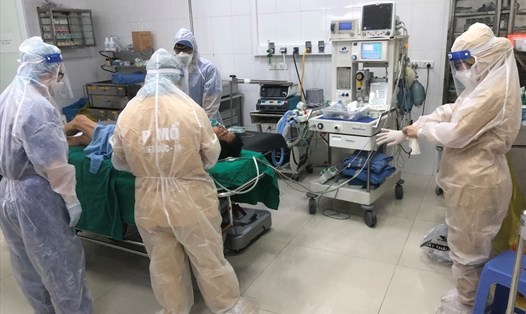 Các bác sĩ Bệnh viện Việt Đức phẫu thuật cho một bệnh nhân song song nhiễm COVID-19. Ảnh: BVCC