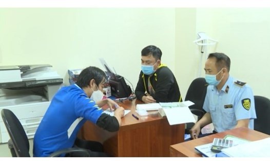 Lực lượng chức năng làm việc với chủ xe chở hơn 46.000 kit test COVID-19 nhập lậu. Ảnh: Cục quản lý thị trường tỉnh Quảng Ninh