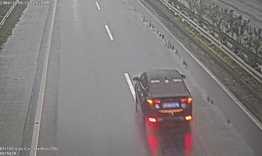 Chiếc xe do tài xế V điều khiển đi ngược chiều đoạn đường 15km trên cao tốc Nội Bài - Lào Cai. Ảnh: Cắt từ clip