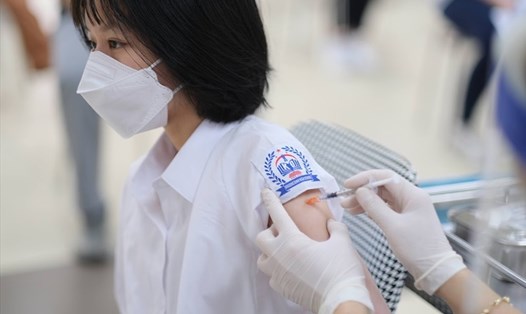 Cán bộ y tế tiêm vaccine phòng COVID-19 cho học sinh. Ảnh: Hải Nguyễn
