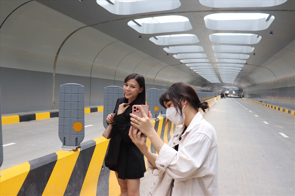Các bạn trẻ tranh thủ check-in hầm chui tại nút giao thông Trần Thị Lý (Hải Châu, TP.Đà Nẵng) trước khi đưa vào sử dụng. Ảnh: Nguyễn Linh