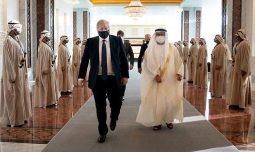 Thủ tướng Anh Boris Johnson đến Abu Dhabi. Ảnh: AFP