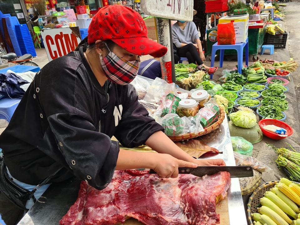 Giá lương thực, thực phẩm vẫn ổn định, bất chấp giá xăng tăng "chọc đỉnh"