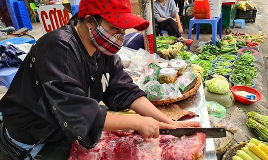 Giá thực phẩm tại các chợ dân sinh vẫn ổn định. Ảnh: Vũ Long
