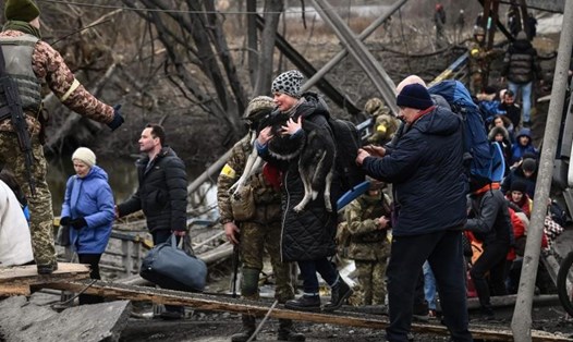 Người Ukraina di tản khỏi thành phố Irpin, phía tây bắc Kiev ngày 5.3. Ảnh: AFP