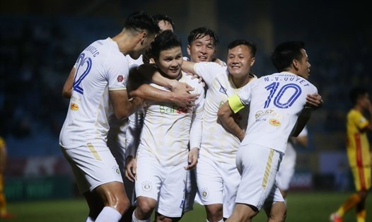 Quang Hải cùng đồng đội ăn mừng bàn thắng. Ảnh: Thanh Vũ