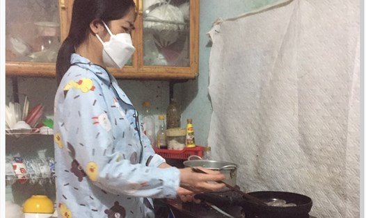Chị Thức - nũ công nhân của một công ty may tại Việt Trì (Phú Thọ) chuẩn bị bữa trưa cho các con. Ảnh: NVCC