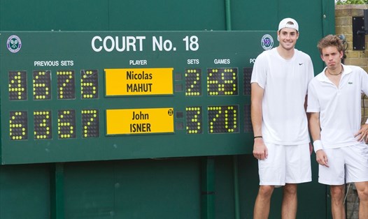 John Isner và Nicolas Mahut từng trải qua loạt tie-break dài kỷ lục ở vòng 1 của Wimbledon năm 2010, khiến trận đấu tại Grand Slam này phải kéo dài 3 ngày. Ảnh: Wimbledon