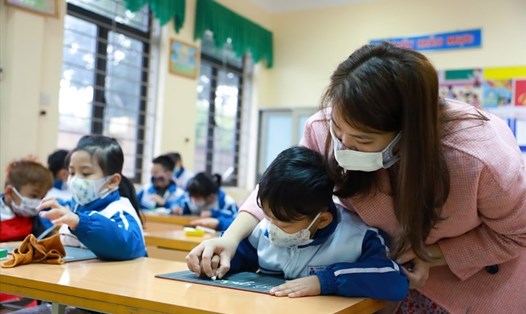 Nhiều phụ huynh ráo riết tìm lớp tiền tiểu học, chuẩn bị cho con vào lớp 1. Ảnh minh họa: Hải Nguyễn.