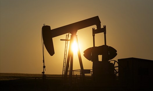 Giá dầu thế giới giảm 30% trong tuần qua. Ảnh minh họa: AFP