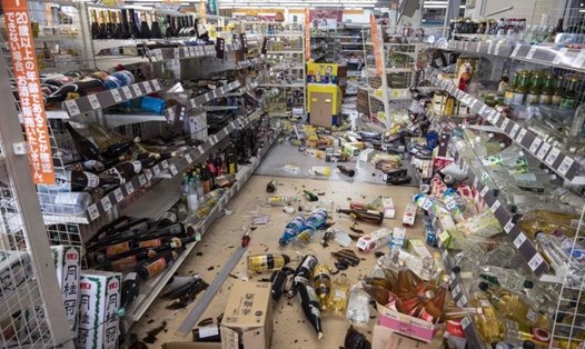 Một siêu thị ở Shiroishi, tỉnh Miyagi, Nhật Bản, sau trận động đất mạnh ngày 17.3. Ảnh: AFP