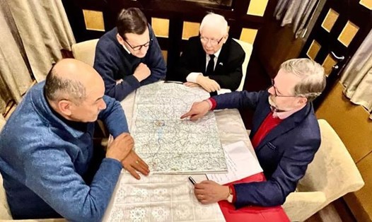 Thủ tướng Slovenia Janez Janša, Thủ tướng Ba Lan Mateusz Morawiecki, Phó Thủ tướng Ba Lan Jarosław Kaczyński và Thủ tướng Séc Petr Fiala nghiên cứu bản đồ Ukraina tại một địa điểm không được tiết lộ hôm 15.3. Ảnh: Văn phòng Thủ tướng Ba Lan