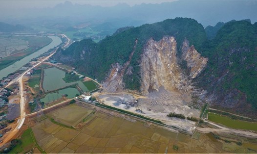 Toàn cảnh khu vực mỏ đá Hang Voi tại xã Khoan Dụ, huyện Lạc Thủy. Ảnh: Khánh Linh.