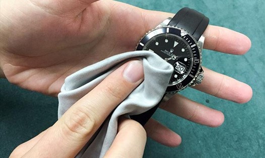 Nên vệ sinh đồng hồ đeo tay thường xuyên để đảm bảo độ bền của sản phẩm. Ảnh: Xinhua